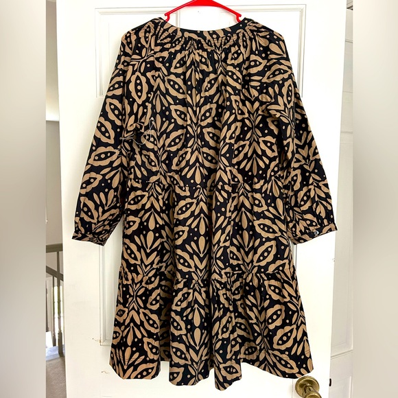 NWT! LILLA P - TIERED SPLIT NECK DRESS IN KHAKI MOTIF - Picture 3 of 5